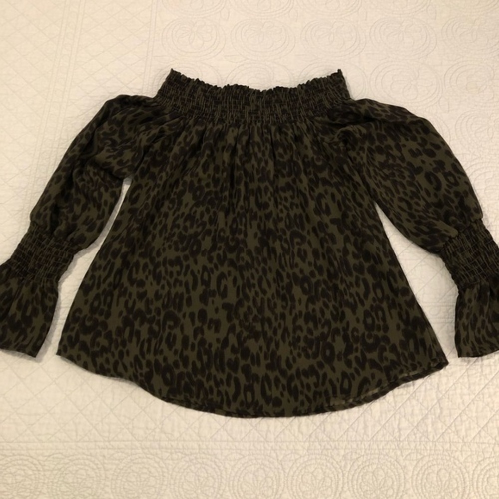 Veronica M off the shoulder leopard print top. Size XS.